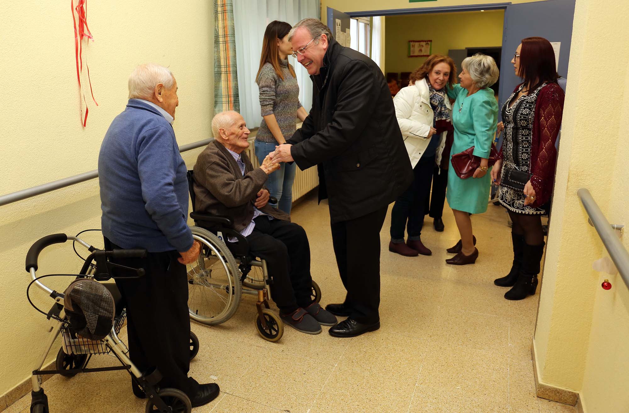 Fotos: Silván visita la Residencia de Mayores &#039;Virgen del Camino&#039;