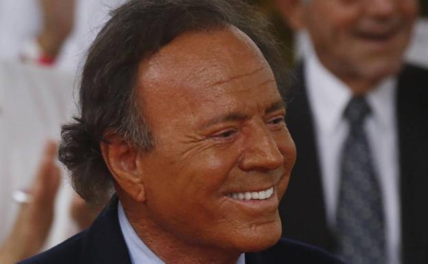 Julio Iglesias.