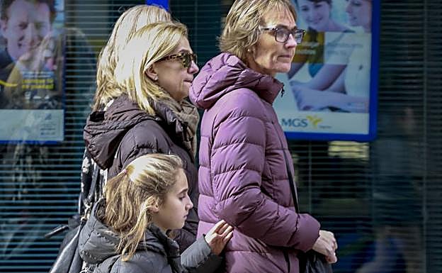 Doña Cristina pasea con su familia política por el centro de Vitoria.