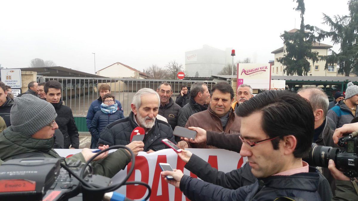 Una treintena de remolacheros se concentra frente a la planta de La Bañeza