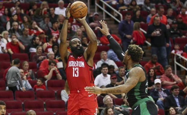 James Harden lanza con la oposición de Marcus Smart. 