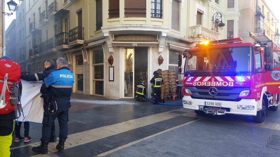 Fotos: Incendio en un bar del centro de León