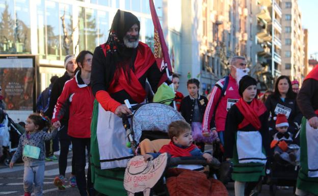 Galería. Un hombre con la bandera de León.