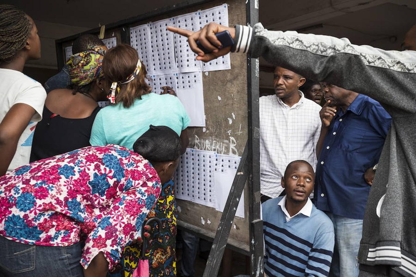 La República Democrática del Congo celebra este domingo unas elecciones históricas para elegir al sucesor del presidente Joseph Kabila, entre retrasos, esperanza de cambio y miedo a más violencia.