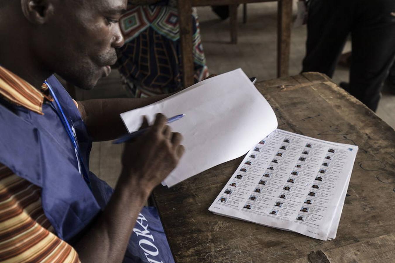 La República Democrática del Congo celebra este domingo unas elecciones históricas para elegir al sucesor del presidente Joseph Kabila, entre retrasos, esperanza de cambio y miedo a más violencia.