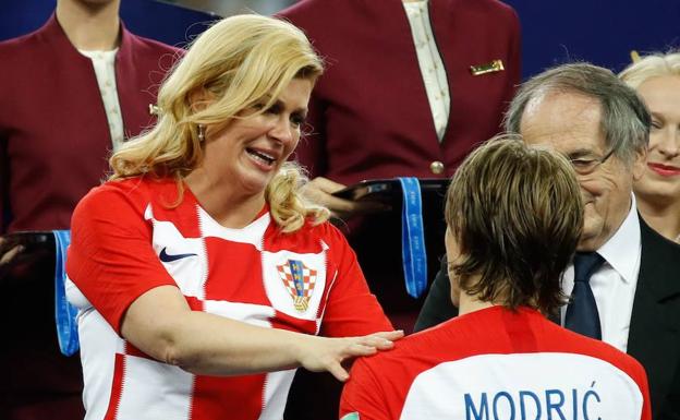 Kolinda Grabar-Kitarovic, presidenta de Croacia, felicita a Modric tras la designación del centrocampista como Balón de Oro del Mundial de Rusia. 