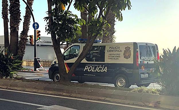 Un furgón de la Policía Cientítica en el lugar del suceso.