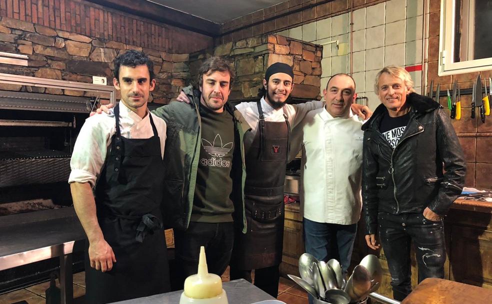 Fernando Alonso y Jesús Calleja, junto a los cocineros de 'El Capricho'.