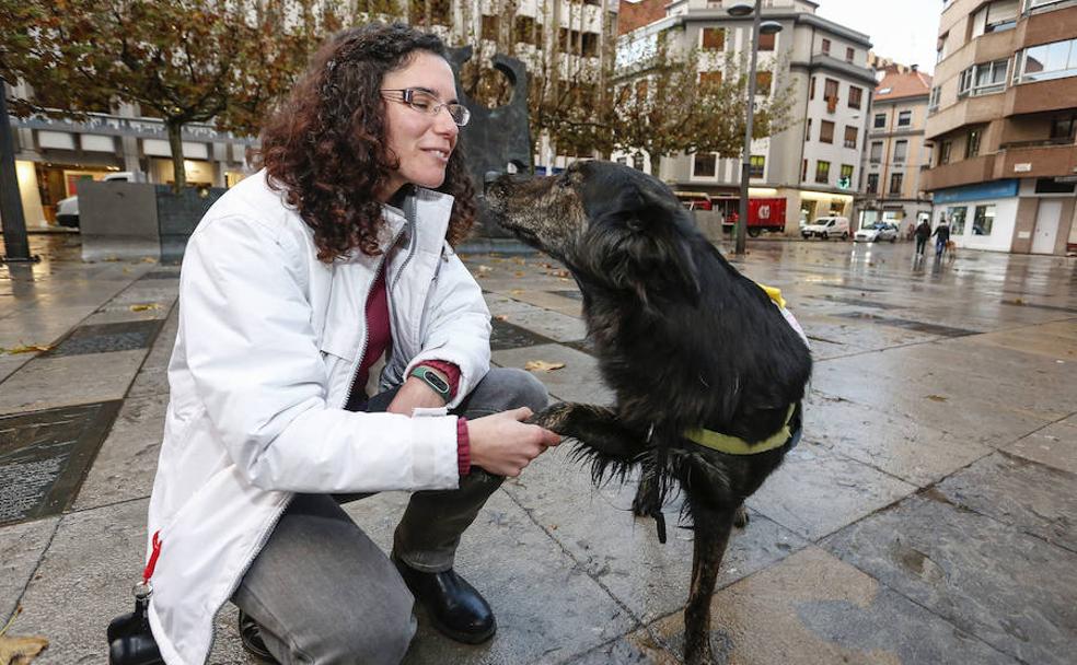 Laura Huerga, guía de perros de terapia en 'Toma mi pata', junto a su perra Maggie.