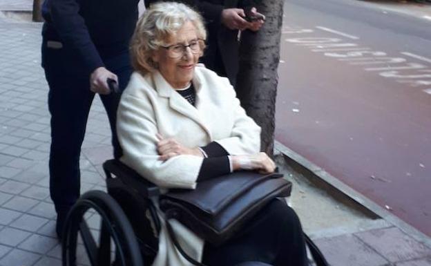 La alcaldesa de Madrid, Manuela Carmena, abandona el hospital en silla de ruedas.