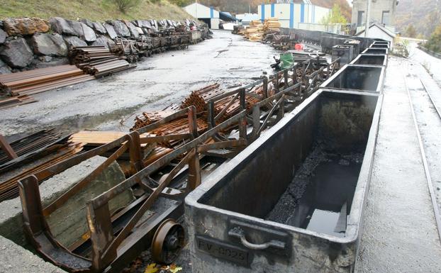 Instalaciones mineras paralizadas en una explotación sin actividad.