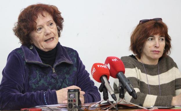 Eloína Terrón, coordinadora provincial de IU, y Victoria Rodríguez, concejal de León en Común, durante la rueda de prensa de este jueves.