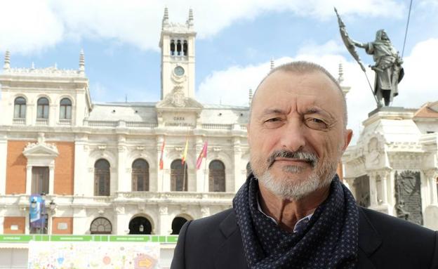 El escritor Arturo Pérez-Reverte durante una firma de libros en Valladolid. 