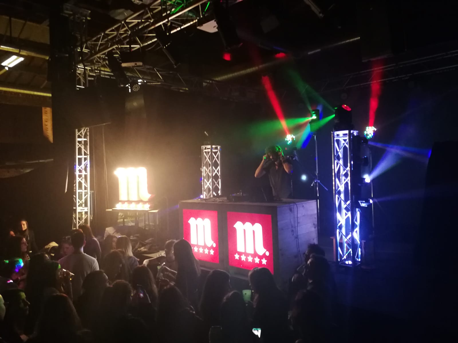 Fotos: Mikel Izal muestra su versión DJ en León