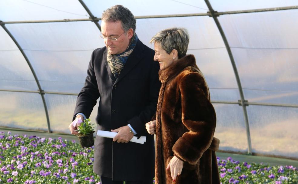 Fernando Salguero y Ana Franco, con una de las flores del vivero municipal.