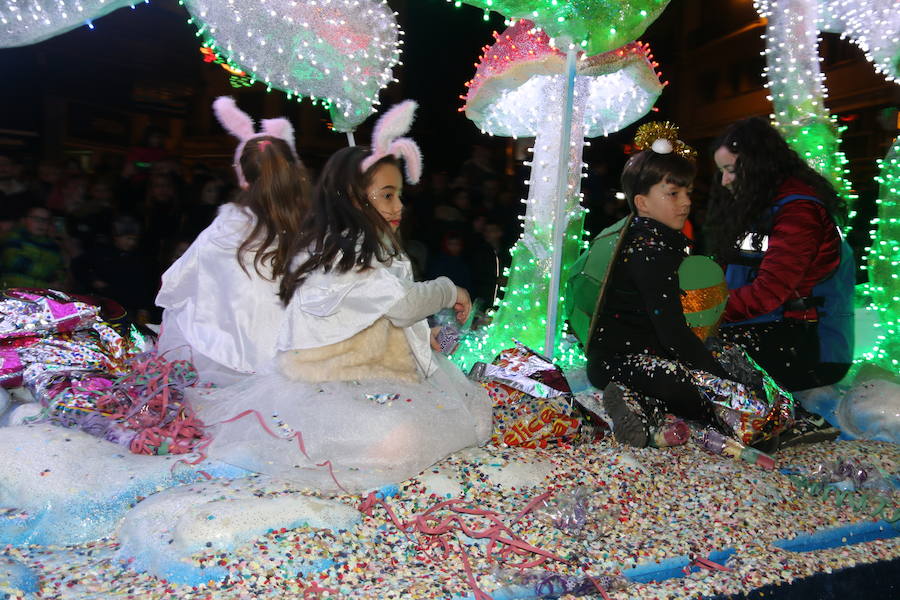 Miles de personas acuden al recorrido de la Cabalgata de los Reyes Magos por las calles de León capital.