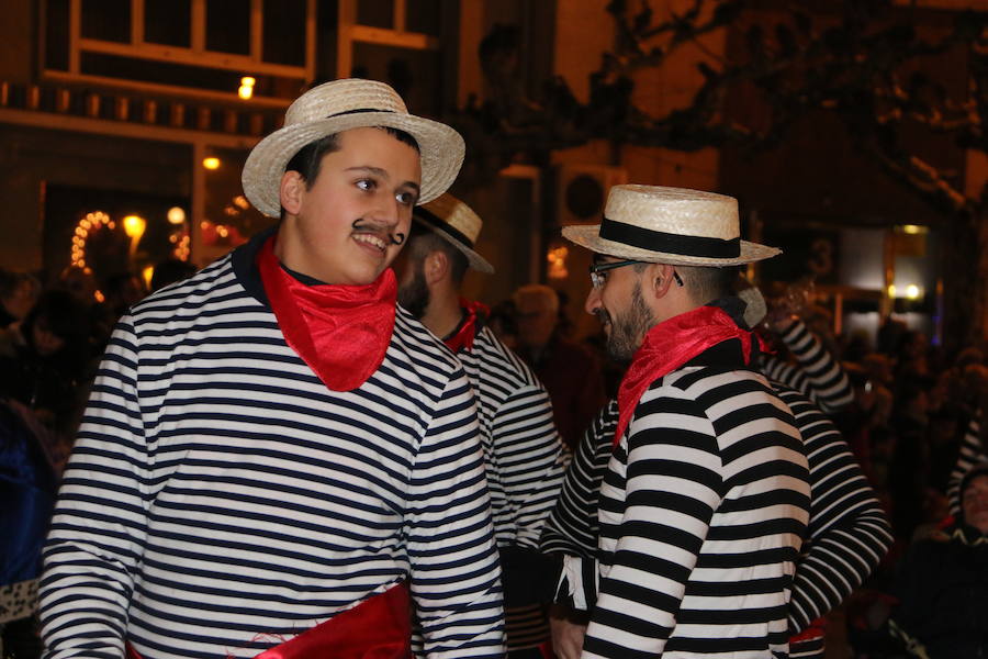 Miles de personas acuden al recorrido de la Cabalgata de los Reyes Magos por las calles de León capital.