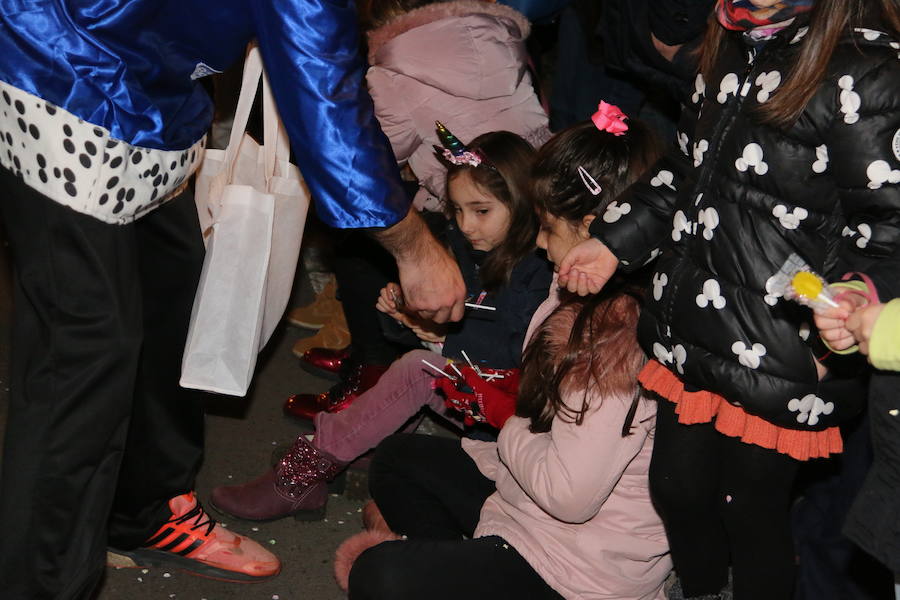 Miles de personas acuden al recorrido de la Cabalgata de los Reyes Magos por las calles de León capital.