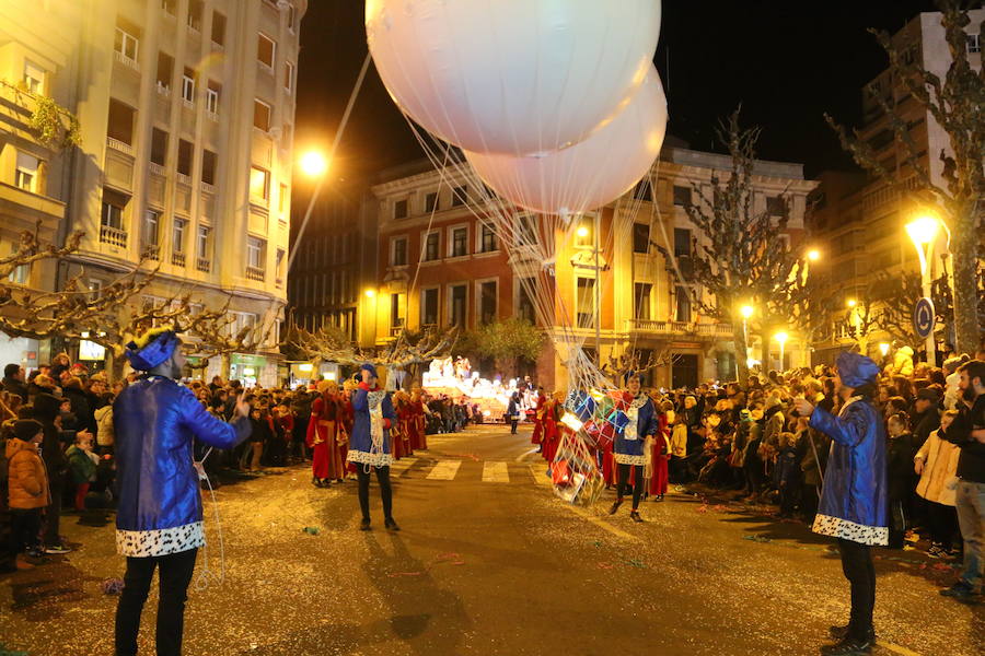 Miles de personas acuden al recorrido de la Cabalgata de los Reyes Magos por las calles de León capital.