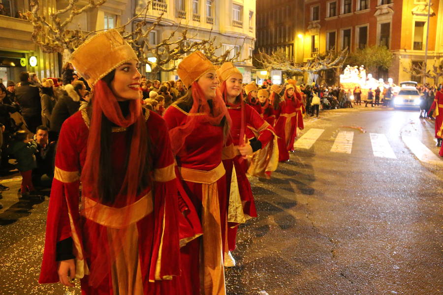 Miles de personas acuden al recorrido de la Cabalgata de los Reyes Magos por las calles de León capital.