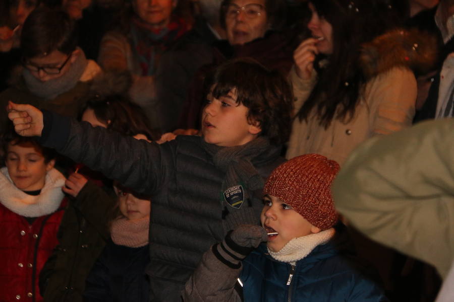 Miles de personas acuden al recorrido de la Cabalgata de los Reyes Magos por las calles de León capital.