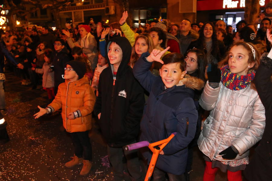 Miles de personas acuden al recorrido de la Cabalgata de los Reyes Magos por las calles de León capital.