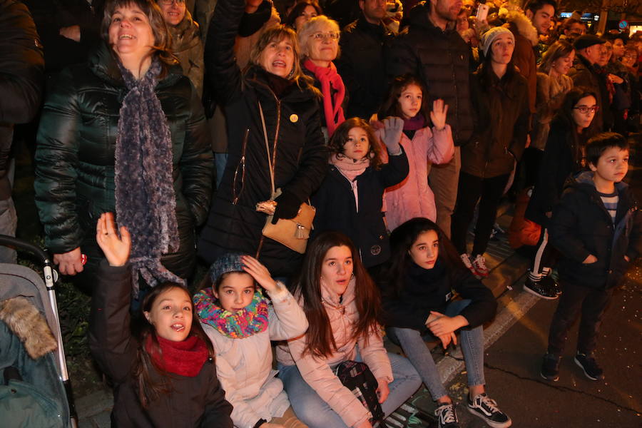 Miles de personas acuden al recorrido de la Cabalgata de los Reyes Magos por las calles de León capital.