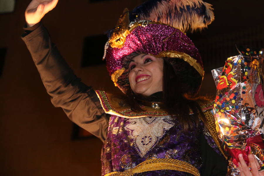 Miles de personas acuden al recorrido de la Cabalgata de los Reyes Magos por las calles de León capital.