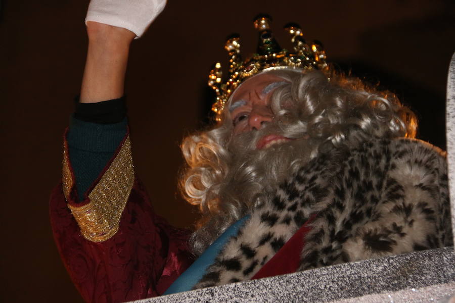 Miles de personas acuden al recorrido de la Cabalgata de los Reyes Magos por las calles de León capital.