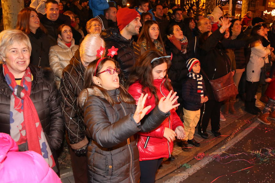 Miles de personas acuden al recorrido de la Cabalgata de los Reyes Magos por las calles de León capital.