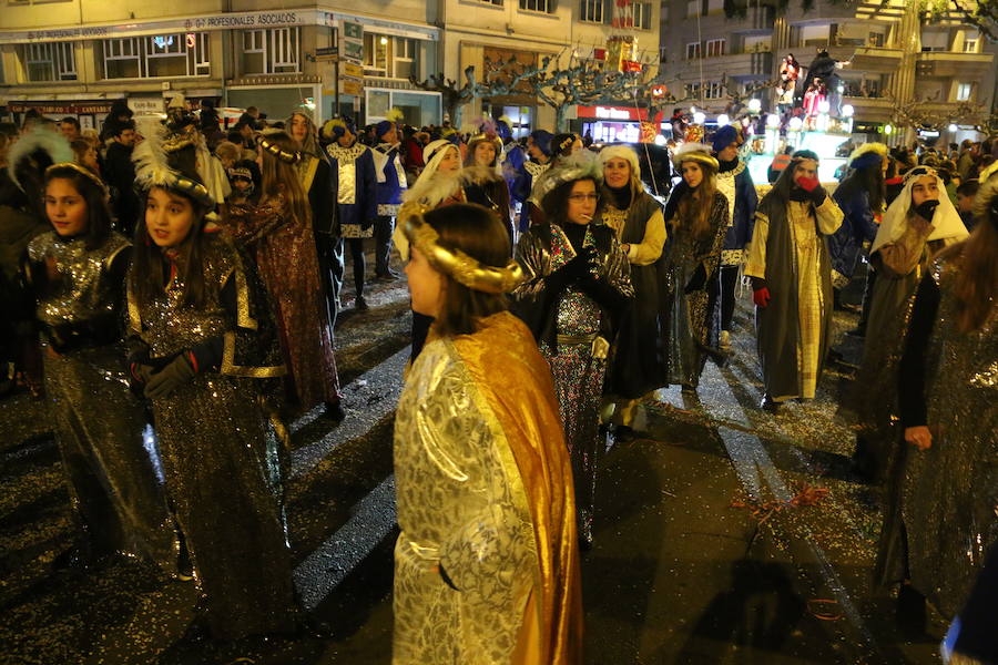 Miles de personas acuden al recorrido de la Cabalgata de los Reyes Magos por las calles de León capital