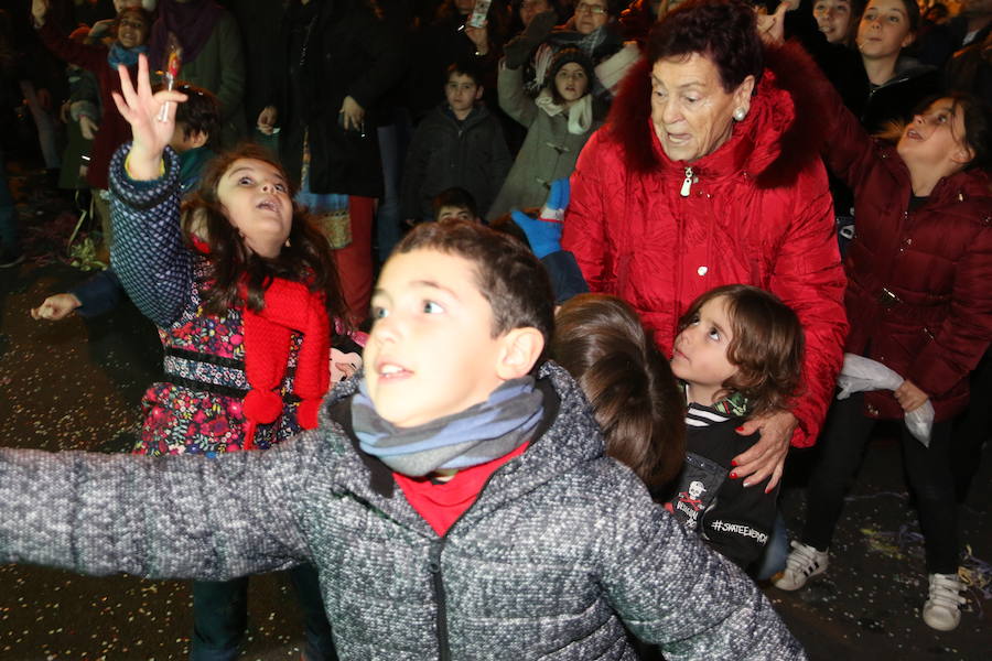 Miles de personas acuden al recorrido de la Cabalgata de los Reyes Magos por las calles de León capital