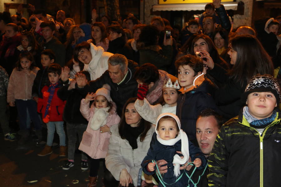 Miles de personas acuden al recorrido de la Cabalgata de los Reyes Magos por las calles de León capital