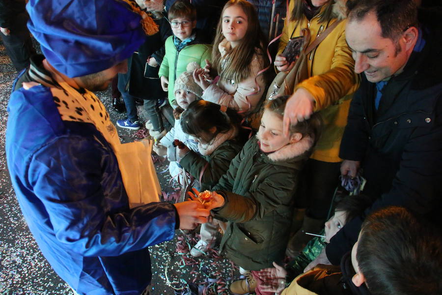 Miles de personas acuden al recorrido de la Cabalgata de los Reyes Magos por las calles de León capital