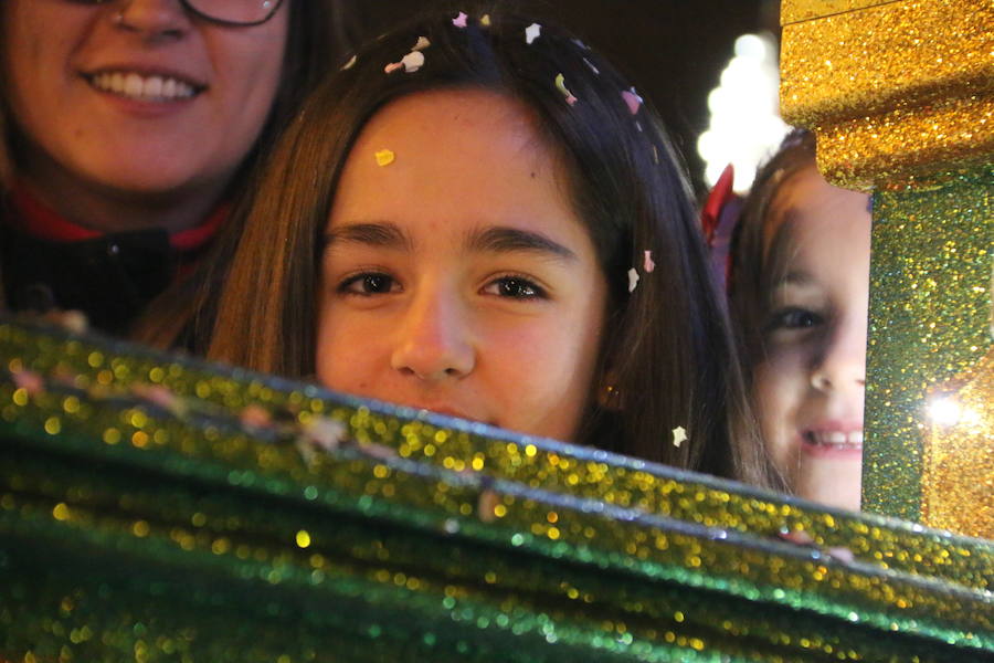 Miles de personas acuden al recorrido de la Cabalgata de los Reyes Magos por las calles de León capital