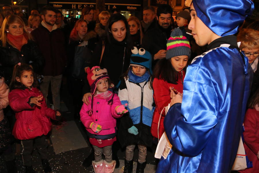 Miles de personas acuden al recorrido de la Cabalgata de los Reyes Magos por las calles de León capital