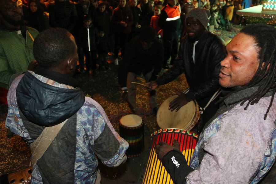 Miles de personas acuden al recorrido de la Cabalgata de los Reyes Magos por las calles de León capital