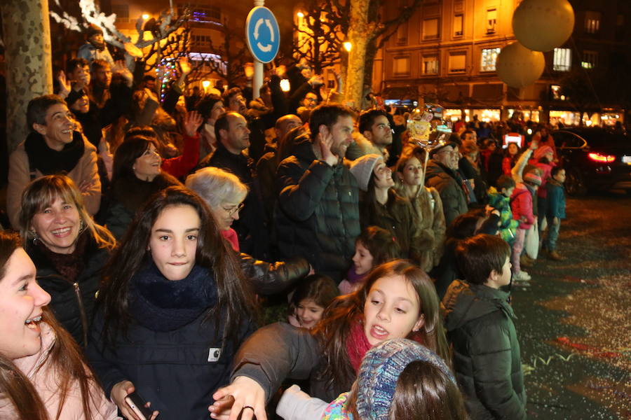 Miles de personas acuden al recorrido de la Cabalgata de los Reyes Magos por las calles de León capital