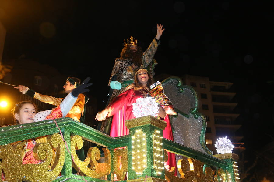 Miles de personas acuden al recorrido de la Cabalgata de los Reyes Magos por las calles de León capital