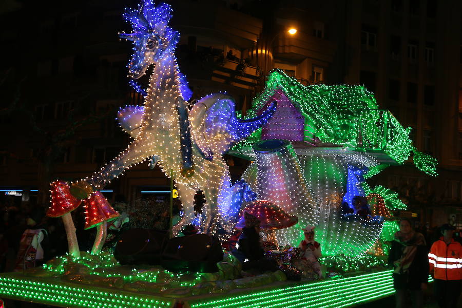 Miles de personas acuden al recorrido de la Cabalgata de los Reyes Magos por las calles de León capital.