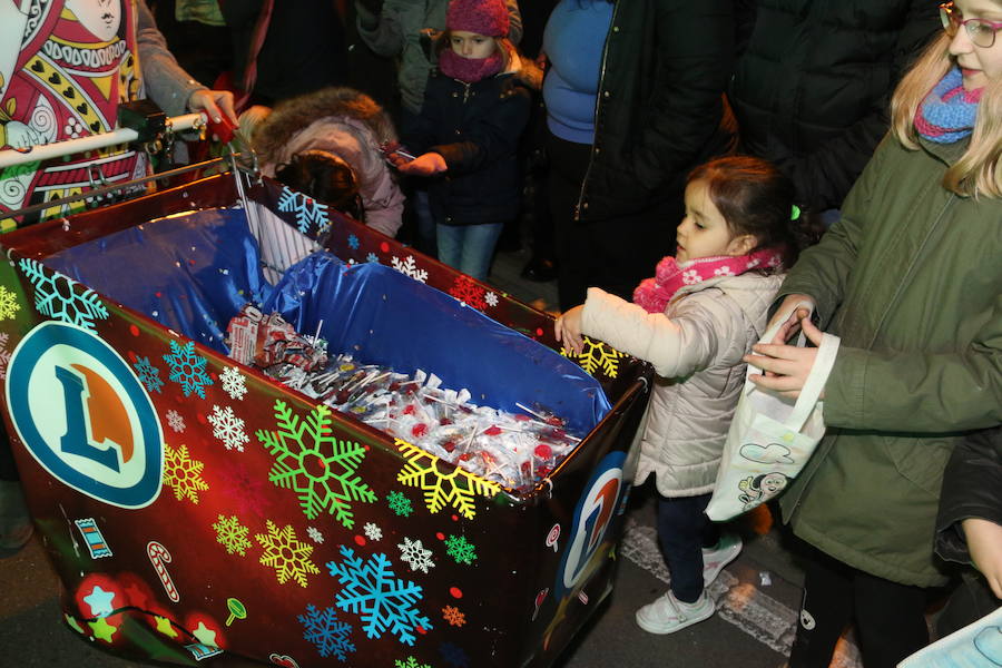 Miles de personas acuden al recorrido de la Cabalgata de los Reyes Magos por las calles de León capital.