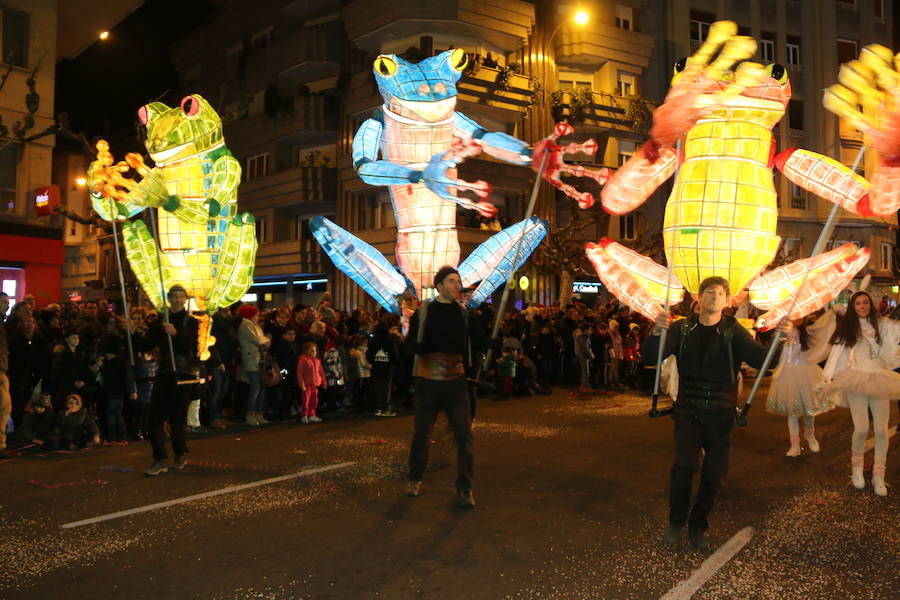 Miles de personas acuden al recorrido de la Cabalgata de los Reyes Magos por las calles de León capital.