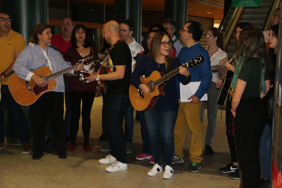 Los Reyes Magos ya están en León. El Hospital de León ha sido la primera parada de sus majestades de Oriente, donde los villancicos entonados por un coro a golpe de guitarras animaban la espera. En ambulancia, Melchor Gaspar y Baltasar llegaban al complejo asistencial de León para encontrarse con los niños que por primera vez este año veían a los Reyes.