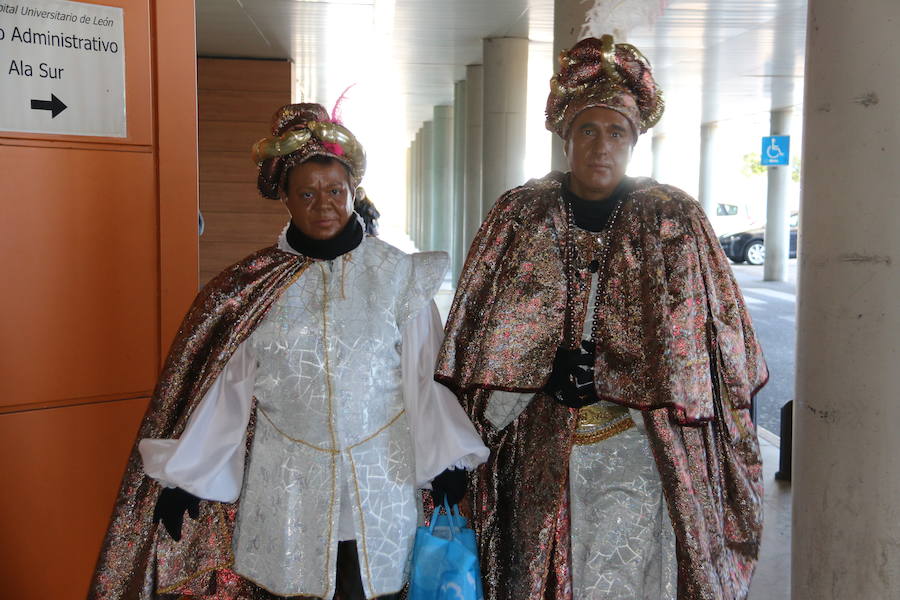 Los Reyes Magos ya están en León. El Hospital de León ha sido la primera parada de sus majestades de Oriente, donde los villancicos entonados por un coro a golpe de guitarras animaban la espera. En ambulancia, Melchor Gaspar y Baltasar llegaban al complejo asistencial de León para encontrarse con los niños que por primera vez este año veían a los Reyes.