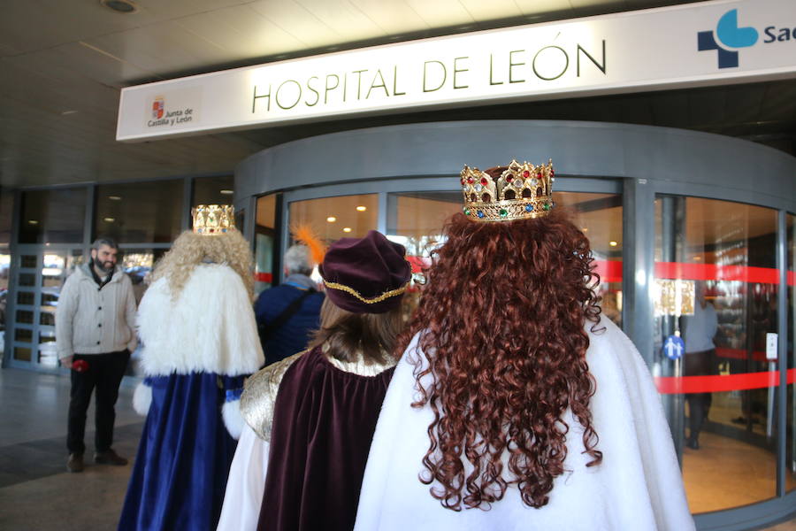 Los Reyes Magos ya están en León. El Hospital de León ha sido la primera parada de sus majestades de Oriente, donde los villancicos entonados por un coro a golpe de guitarras animaban la espera. En ambulancia, Melchor Gaspar y Baltasar llegaban al complejo asistencial de León para encontrarse con los niños que por primera vez este año veían a los Reyes.