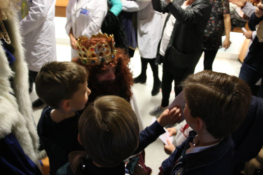 Los Reyes Magos ya están en León. El Hospital de León ha sido la primera parada de sus majestades de Oriente, donde los villancicos entonados por un coro a golpe de guitarras animaban la espera. En ambulancia, Melchor Gaspar y Baltasar llegaban al complejo asistencial de León para encontrarse con los niños que por primera vez este año veían a los Reyes.