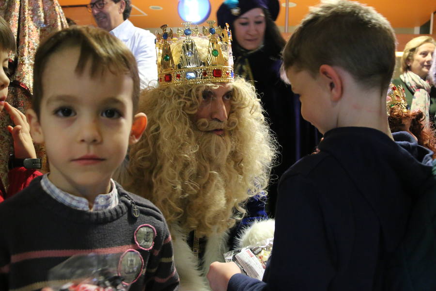 Los Reyes Magos ya están en León. El Hospital de León ha sido la primera parada de sus majestades de Oriente, donde los villancicos entonados por un coro a golpe de guitarras animaban la espera. En ambulancia, Melchor Gaspar y Baltasar llegaban al complejo asistencial de León para encontrarse con los niños que por primera vez este año veían a los Reyes.