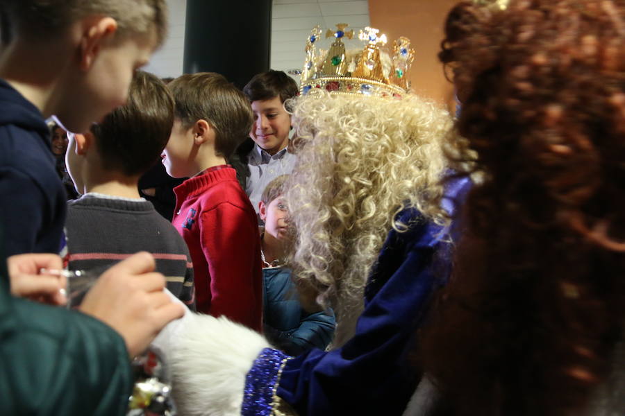 Los Reyes Magos ya están en León. El Hospital de León ha sido la primera parada de sus majestades de Oriente, donde los villancicos entonados por un coro a golpe de guitarras animaban la espera. En ambulancia, Melchor Gaspar y Baltasar llegaban al complejo asistencial de León para encontrarse con los niños que por primera vez este año veían a los Reyes.