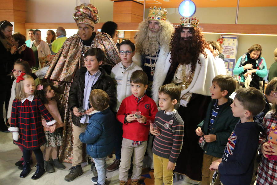 Los Reyes Magos ya están en León. El Hospital de León ha sido la primera parada de sus majestades de Oriente, donde los villancicos entonados por un coro a golpe de guitarras animaban la espera. En ambulancia, Melchor Gaspar y Baltasar llegaban al complejo asistencial de León para encontrarse con los niños que por primera vez este año veían a los Reyes.