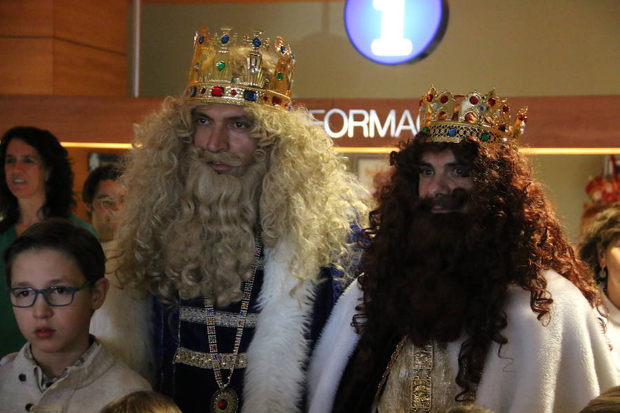 Los Reyes Magos ya están en León. El Hospital de León ha sido la primera parada de sus majestades de Oriente, donde los villancicos entonados por un coro a golpe de guitarras animaban la espera. En ambulancia, Melchor Gaspar y Baltasar llegaban al complejo asistencial de León para encontrarse con los niños que por primera vez este año veían a los Reyes.